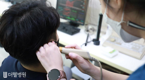 노인성 난청, 우울증 위험 최대 5배↑…보청기로 적극 관리해야